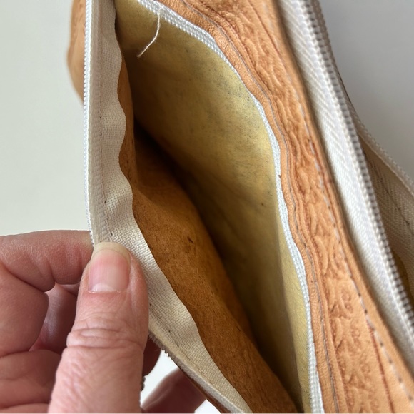 Moroccan Handcrafted Leather Shoulder Bag - Picture 7 of 8